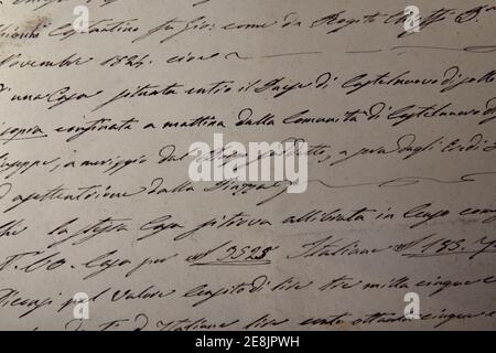 Alte Handschrift des 1700. Jahrhunderts in Tinte und Gänsefeder auf Italienisch geschrieben. Antiker Brief mit handgeschriebenem Text. Hintergrund mit gefärbter Textur. Vintage Stockfoto