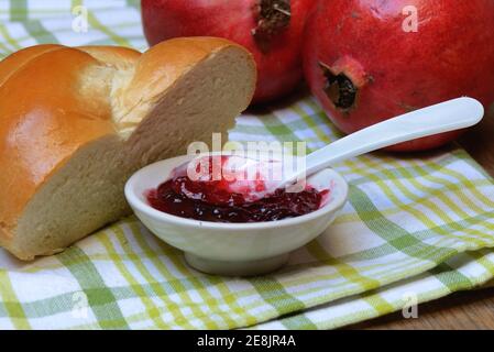 Granatapfelgelee in Schale, Butterflechte, Granatäpfel, Punica granatum Stockfoto