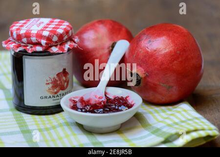 Granatapfelgelee in Schale, Granatäpfel, Punica granatum Stockfoto