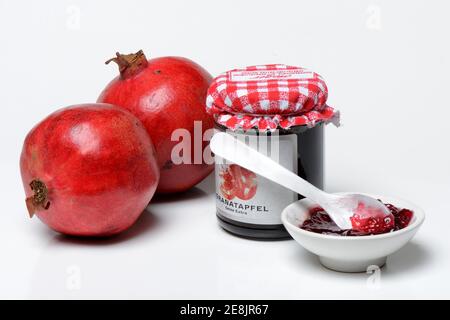 Granatapfelgelee in Schale, Granatäpfel, Punica granatum Stockfoto