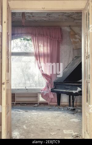 Wohnzimmer mit Flügel, Lost Place, Villa Dr. Anna L., Bad Wildungen, Hessen, Deutschland Stockfoto