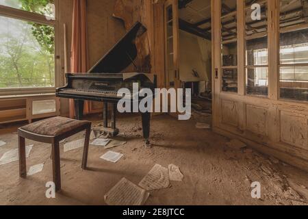 Wohnzimmer mit Flügel, Lost Place, Villa Dr. Anna L., Bad Wildungen, Hessen, Deutschland Stockfoto