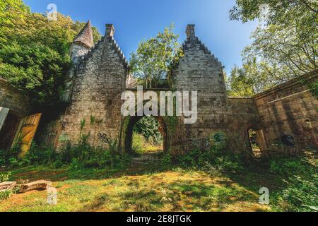 Lost Place, Burgruine, Chateau Miranda oder Chateau de Noisy, in der Nähe von Celles, Provinz Namur, Belgien Stockfoto