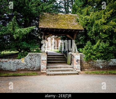 UK, Norfolk, Sandringham Estate, 2019, April, 23: Lych Gate at the Church of St. Mary Magdalene, Sandringham, Norfolk Stockfoto