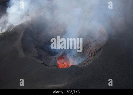 Luftaufnahme, Tolbatchik Vulkankrater mit glühenden Lava- und Rauchwolken, Kamtschatka, Russland Stockfoto