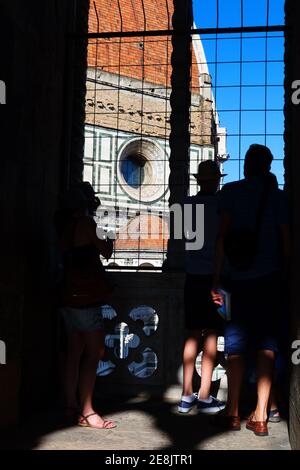 Florenz, Italien Besucher können den Dom von Brunelleschi, die Kathedrale von Florenz, den Glockenturm oder den Glockenturm von Giotto aus bewundern. Stockfoto