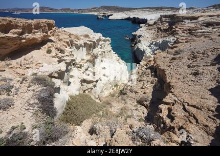 Mondlandschaft nahe Sarakiniko Strand auf Milos Insel, Griechenland. Stockfoto