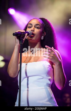 Jorja Smith spielt live auf der Bühne im Rahmen der Summer Series im Somerset House - London. Stockfoto