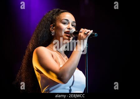 Jorja Smith spielt live auf der Bühne im Rahmen der Summer Series im Somerset House - London. Stockfoto