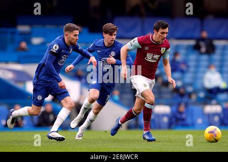 Burnleys Jack Cork (rechts) kämpft während des Premier League-Spiels in Stamford Bridge, London, um den Ball mit Chelsea's Jorginho (links) und Mason Mount. Bilddatum: Sonntag, 31. Januar 2021. Stockfoto