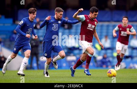 Burnleys Jack Cork (rechts) kämpft während des Premier League-Spiels in Stamford Bridge, London, um den Ball mit Chelsea's Jorginho und Mason Mount (links). Bilddatum: Sonntag, 31. Januar 2021. Stockfoto