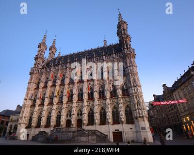 Rathaus am Grote Markt in Leuven, Belgien. Blick auf den Sonnenuntergang der Stadt alles gegen einen schönen blauen Himmel. Stockfoto