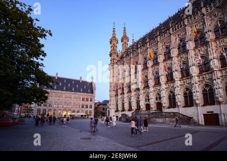 Rathaus am Grote Markt in Leuven, Belgien. Blick auf den Sonnenuntergang auf den Platz und die Stadt alles gegen einen schönen blauen Himmel. Stockfoto