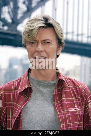 David Bowie bei seiner Pressekonferenz zur Reality Tour in Sydney, Australien. David posiert für Werbefotos mit der Sydney Harbour Bridge im Hintergrund. Stockfoto