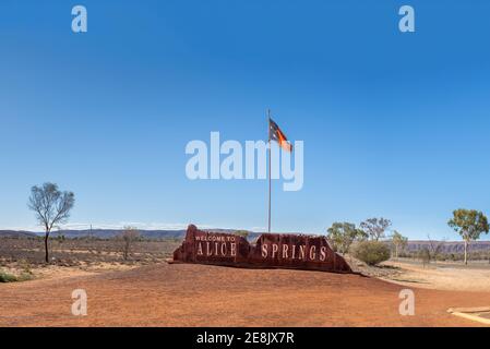 Alice Springs, Northern Territory, Australien; 18. Januar 2021 - EIN Schild am Stadtrand von Alice Springs im Northern Territory von Australien. Stockfoto