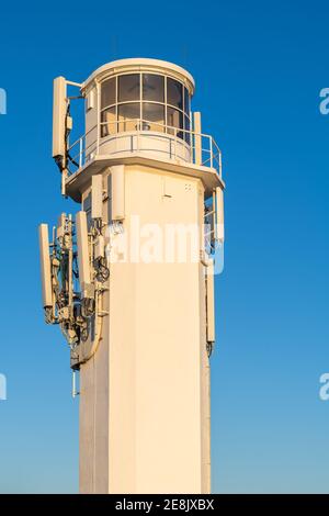 Marino Rocks Leuchtturm mit angeschlossenen Antennen bei Sonnenuntergang, Südaustralien Stockfoto