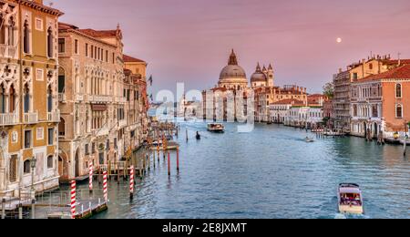 Santa Maria della Salute, Kirche von Gesundheit in den Sonnenaufgang am Canal Grande, Venedig Italien. Stockfoto