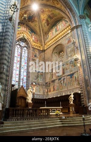 Innenraum der Basilika von Orvieto mit Altar und Fresken Wände Stockfoto