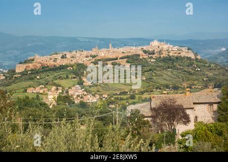Panoramablick auf die Stadt Orvieto mit der Kathedrale Von der Skyline emporragend Stockfoto
