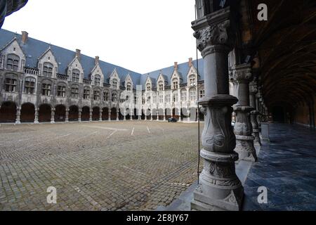 Lüttich, Belgien. Ansicht der Innenräume des Bischofspalastes. Perspektive der Säulen und Innenhof. Stockfoto