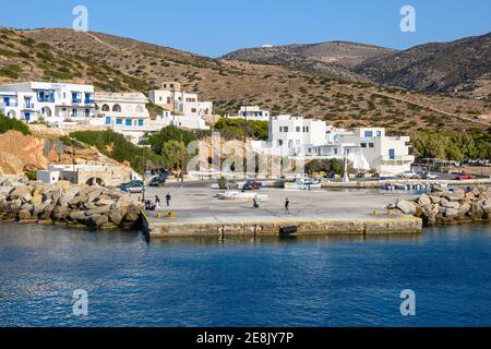 Sikinos, Griechenland - 23. September 2020: Alopronia Hafen von Sikinos, schöne kleine und einsame Insel im südlichen Kykladen. Griechenland Stockfoto