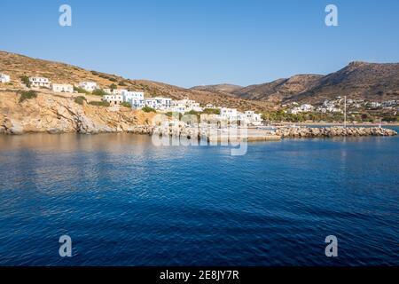 Sikinos, Griechenland - 23. September 2020: Alopronia Hafen von Sikinos, schöne kleine und einsame Insel im südlichen Kykladen. Griechenland Stockfoto