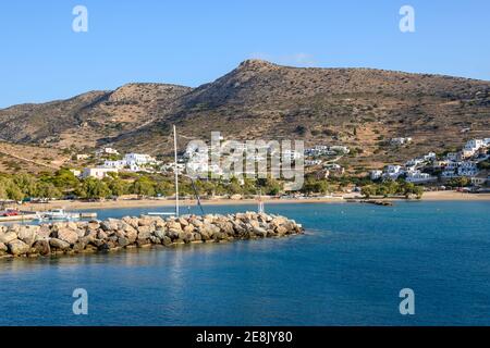 Alopronia Hafen von Sikinos, schöne kleine und einsame Insel im südlichen Kykladen. Griechenland Stockfoto