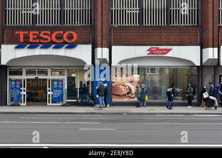 Seven Sisters, London, Großbritannien. Januar 2021. Covid 19 Pandemie, Leben im Lockdown 3. Schlange vor Tesco. Kredit: Matthew Chattle/Alamy Live Nachrichten Stockfoto