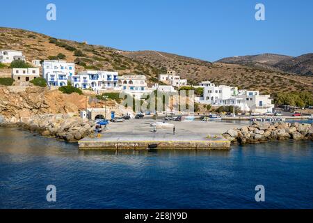 Sikinos, Griechenland - 23. September 2020: Alopronia Hafen von Sikinos, schöne kleine und einsame Insel im südlichen Kykladen. Griechenland Stockfoto