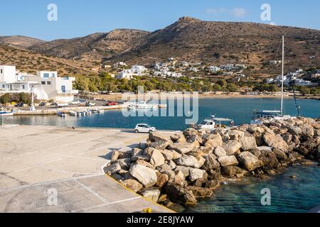 Sikinos, Griechenland - 23. September 2020: Alopronia Hafen von Sikinos, schöne kleine und einsame Insel im südlichen Kykladen. Griechenland Stockfoto