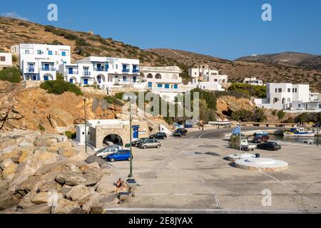 Sikinos, Griechenland - 23. September 2020: Alopronoia (Alopronia), der kleine Hafen auf einer schönen Insel Sikinos. Griechenland Stockfoto