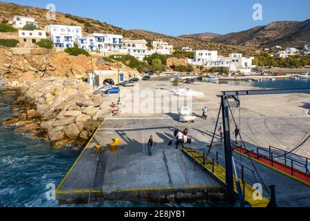 Sikinos, Griechenland - 23. September 2020: Alopronia Hafen von Sikinos, schöne kleine und einsame Insel im südlichen Kykladen. Griechenland. Stockfoto