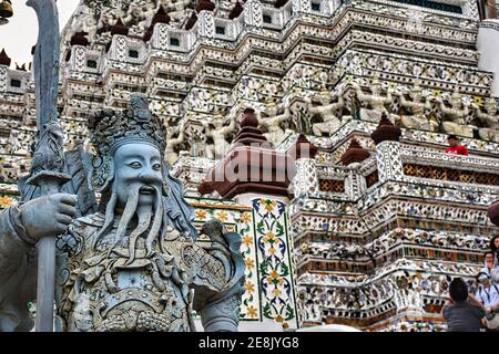 Bangkok, Thailand 08.20.2019 wunderschöne detailreiche Skulpturen, Dekorationen am Tempel der Morgenröte, Wat Arun buddhistischer Tempel Stockfoto