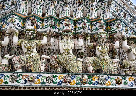 Bangkok, Thailand 08.20.2019 wunderschöne detailreiche Skulpturen, Dekorationen am Tempel der Morgenröte, Wat Arun buddhistischer Tempel Stockfoto