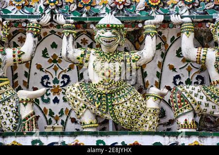 Bangkok, Thailand 08.20.2019 wunderschöne detailreiche Skulpturen, Dekorationen am Tempel der Morgenröte, Wat Arun buddhistischer Tempel Stockfoto