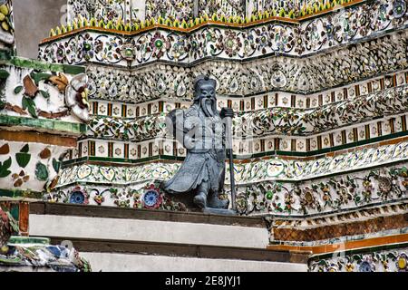 Bangkok, Thailand 08.20.2019 wunderschöne detailreiche Skulpturen, Dekorationen am Tempel der Morgenröte, Wat Arun buddhistischer Tempel Stockfoto