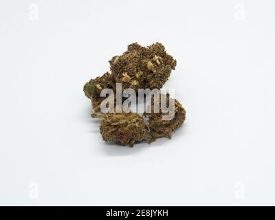 Marihuana Knospen auf weißem Hintergrund Stockfoto