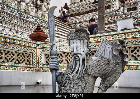 Bangkok, Thailand 08.20.2019 wunderschöne detailreiche Skulpturen, Dekorationen am Tempel der Morgenröte, Wat Arun buddhistischer Tempel Stockfoto