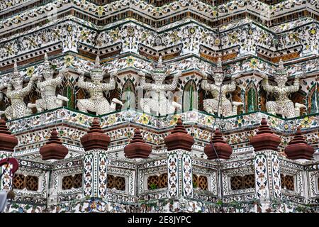 Bangkok, Thailand 08.20.2019 wunderschöne detailreiche Skulpturen, Dekorationen am Tempel der Morgenröte, Wat Arun buddhistischer Tempel Stockfoto