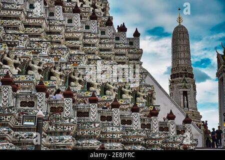 Bangkok, Thailand 08.20.2019 wunderschöne detailreiche Skulpturen, Dekorationen am Tempel der Morgenröte, Wat Arun buddhistischer Tempel Stockfoto