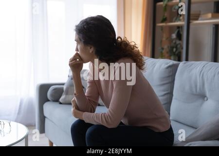 Verwirrt unglücklich junge Frau Gefühl zweifelhaft über wichtige Entscheidung. Stockfoto