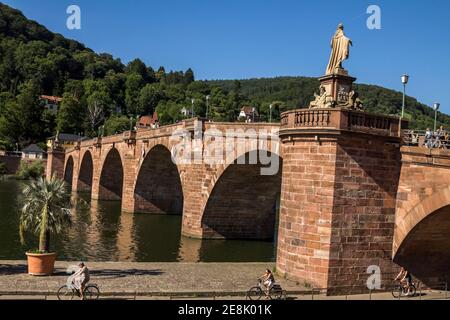 Karl Theodor Brücke, auch bekannt als die Alte Brücke, genannt "Alte Brücke in deutscher Sprache, eine Bogenbrücke in Stadt Heidelberg in Deutschland, quert den Neckar Stockfoto