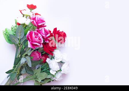 Blumenstrauß - Blumenstrauß von schönen bunten Rosen Auf weißem Hintergrund Stockfoto
