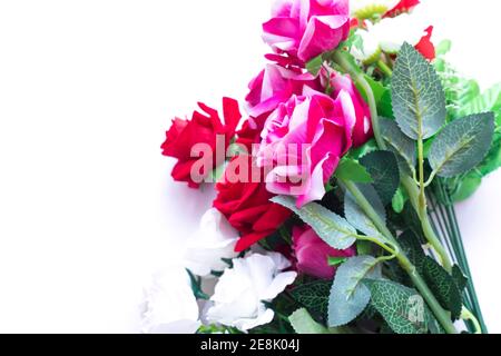 Blumenstrauß von schönen bunten Rosen auf weißem Hintergrund. Selektiver Fokus Stockfoto