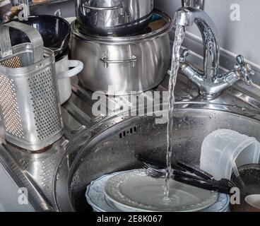 Haufen von schmutzigem Geschirr im Spülbecken Stockfoto