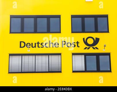 Furth, Deutschland : DEUTSCHE POST Frachtterminal und Logo auf dem Gebäude die Deutsche Post AG ist ein deutsches Kurierunternehmen und das größte weltweit. Stockfoto