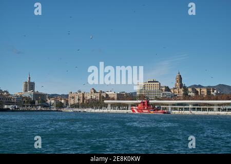 Blick auf Malaga vom Hafen, Andalusien, Spanien. Stockfoto