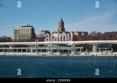 Muelle Dos, Hafen von Malaga mit der Kathedrale und dem Hotel AC Malaga palacio im Hintergrund. Stockfoto