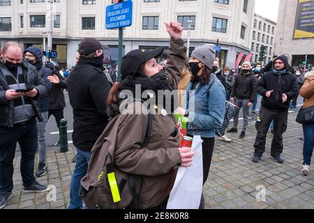 Die Abbildung zeigt eine unerlaubte Protestdemonstration gegen die Ausgangssperre des Vereins "Vecht voor je recht" vor der Th Stockfoto