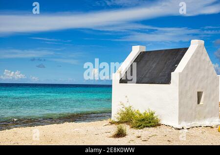 Sklavenhäuser am Strand in bonaire in der karibik Stockfoto